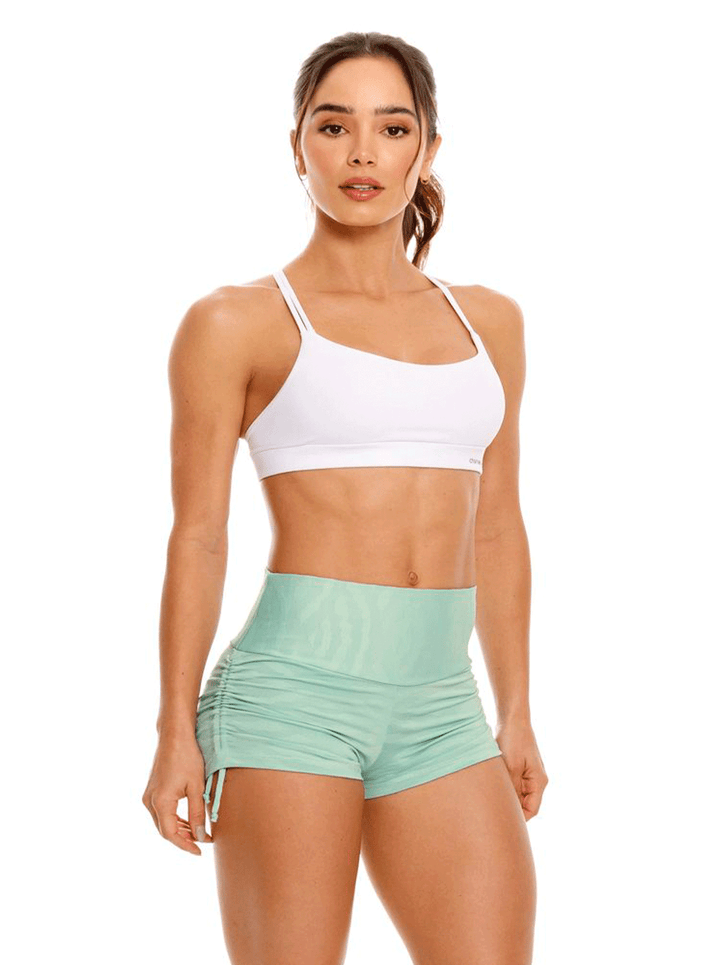 una mujer con ropa deportiva