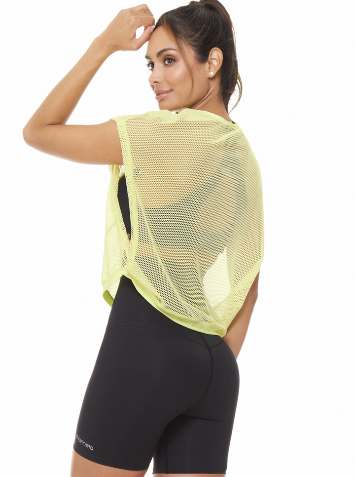una mujer con una camiseta