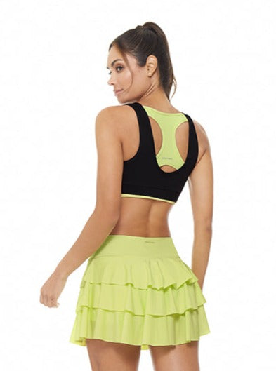 una mujer con falda deportiva